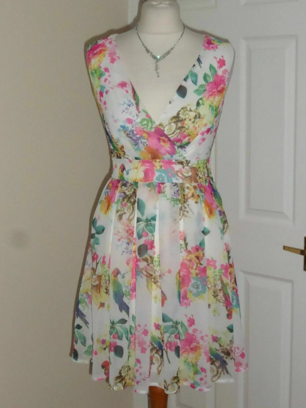 The wedding graduation ceremony dress of Ms. Pecica Debenhams